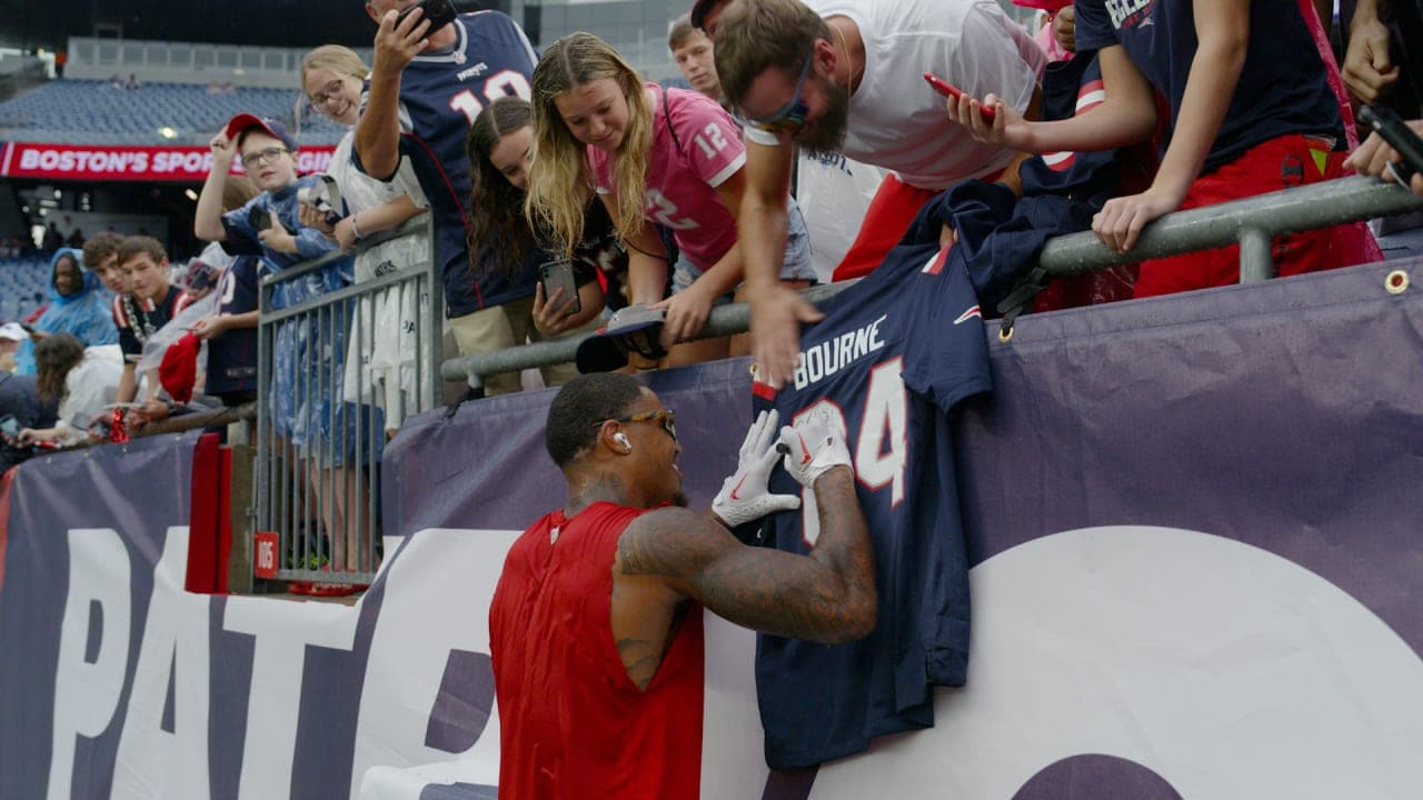 An athlete connecting with fans at a Front Row event